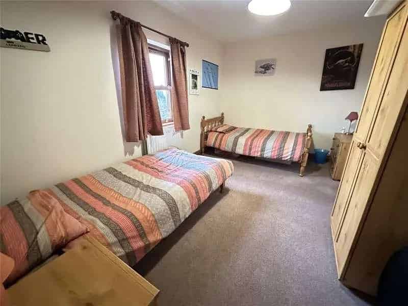 5 bed house for sale