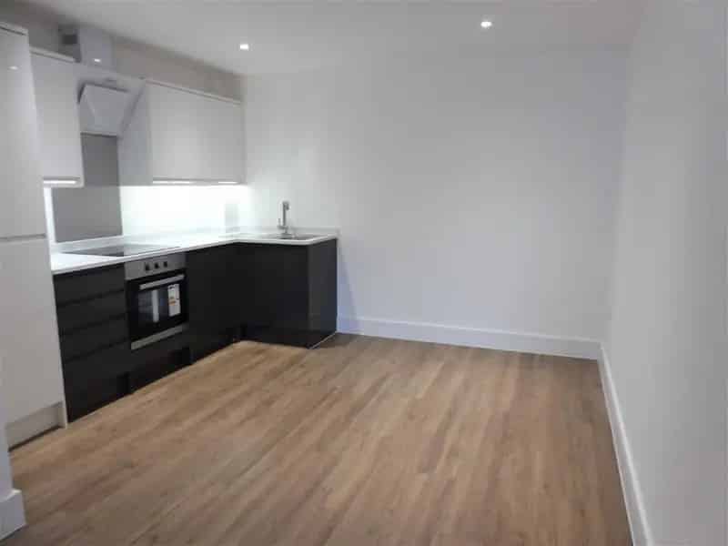 One Bedroom Town Centre Apartment Near Stations Zero Deposit Available
