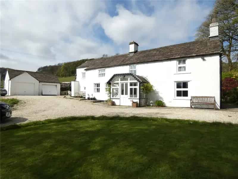 Five Bedroom Detached Home with Outbuilding and Solar Panels