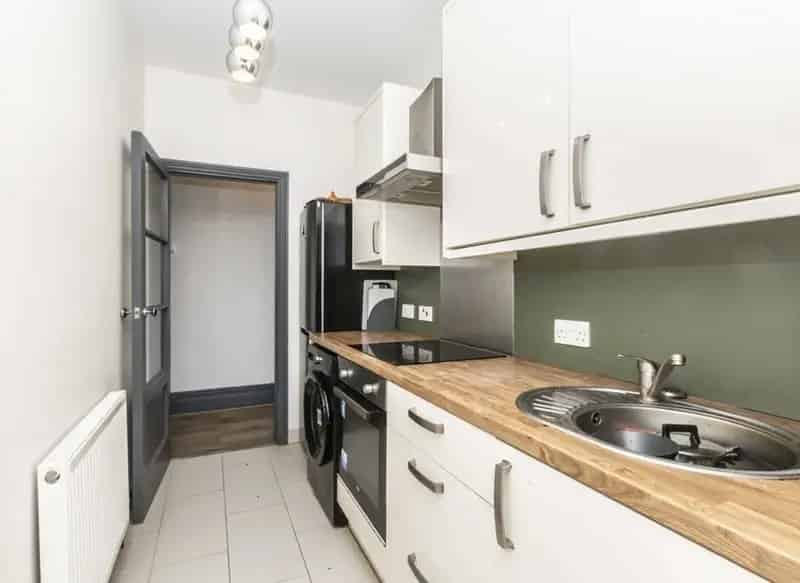 Two Bed Modern Maisonette with Parking
