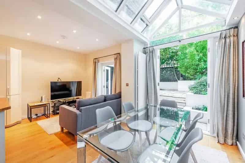 Two Bedroom Flat with Private Garden SW10