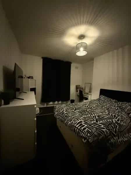 2 Bedroom Flat South East London Great Transport Links Free Parking