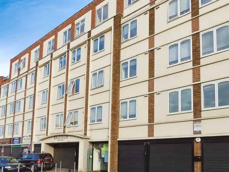 2 Bedroom Flat for Sale Ilford IG1 - Elizabeth Line Access