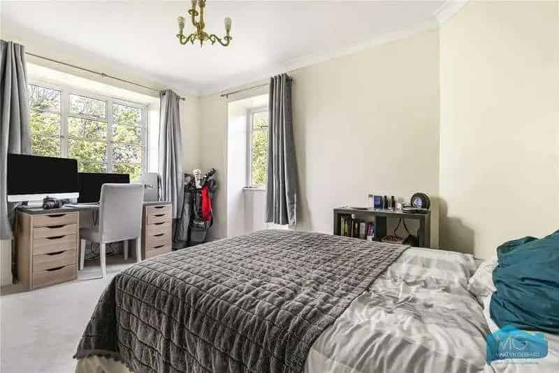 2 bed flat for sale