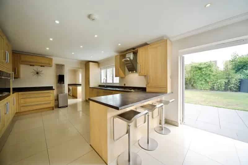 5 Bedroom Detached House in Broxbourne
