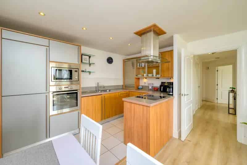 2 Bedroom Apartment Reading Near River Thames and Station