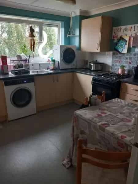 Large Flat Parking 2-Min Beach 3-Bed Potential Pet-Friendly