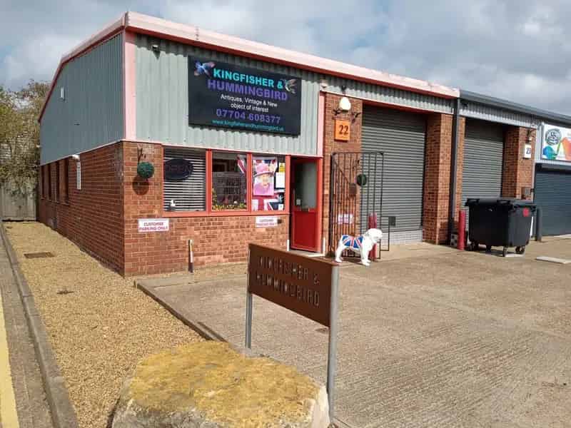 Industrial Unit To Let Mezzanine Floor 820 sq ft Roller Shutter Door