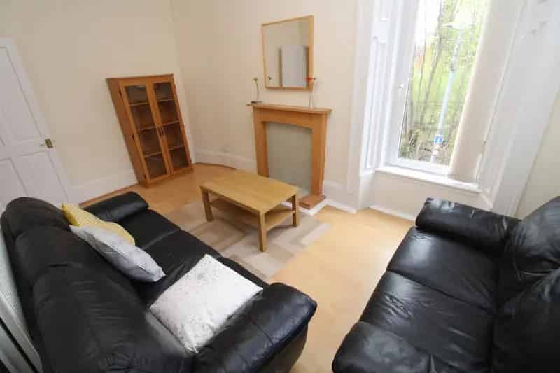 2 Bedroom Flat to Rent - Maclay Property Management