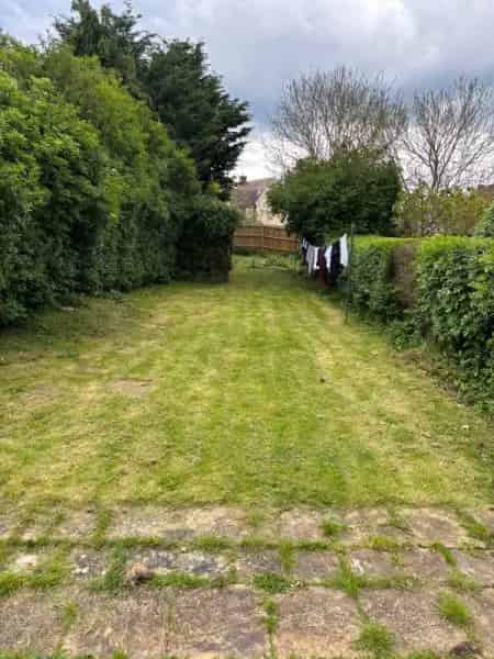 Property with Large Garden and Ample Parking Near Transport Links