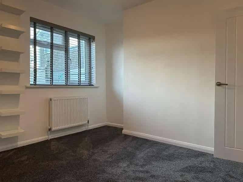 2 Bed Flat for Sale Near Transport Links and Amenities