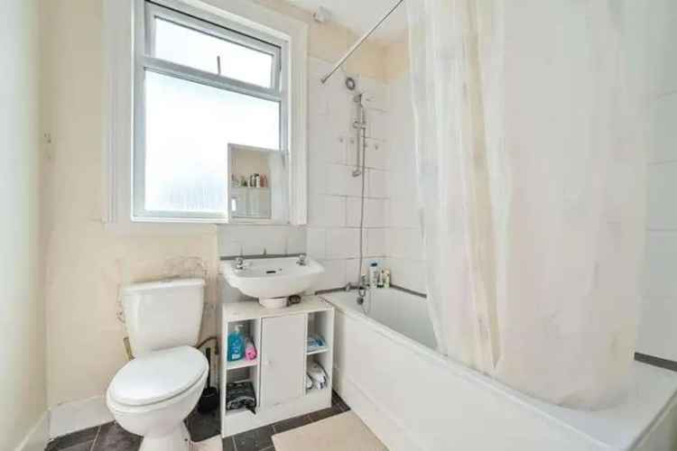 3 Bedroom House for Sale in Ilford Lane - No Onward Chain