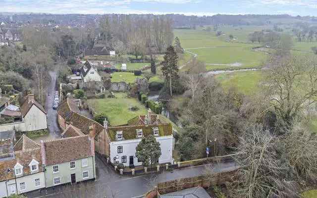 Scott House 6-Bedroom Riverside Property with Self Contained Apartment