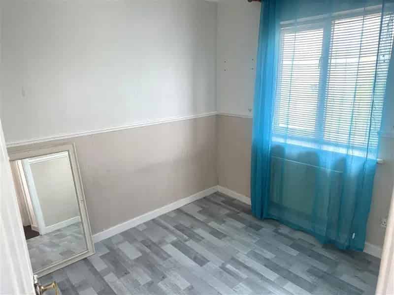 2 Bed Semi-Detached House with Garage and Garden