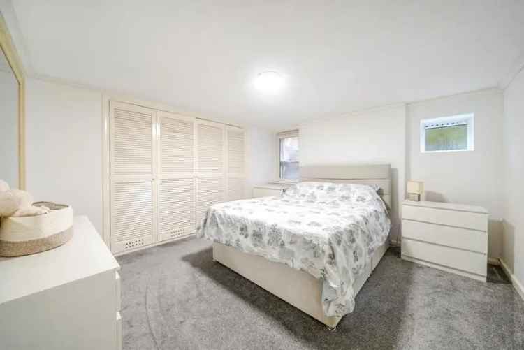 Stunning 1-Bedroom Conversion Flat 650 sq ft South Norwood