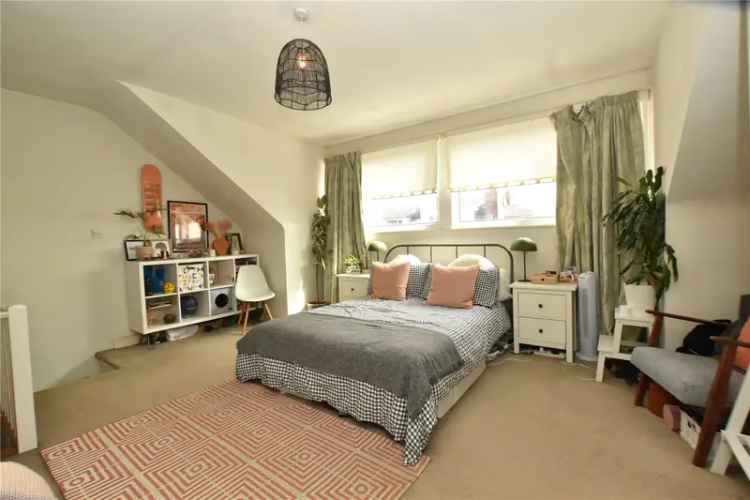 House For Sale in Leeds, England