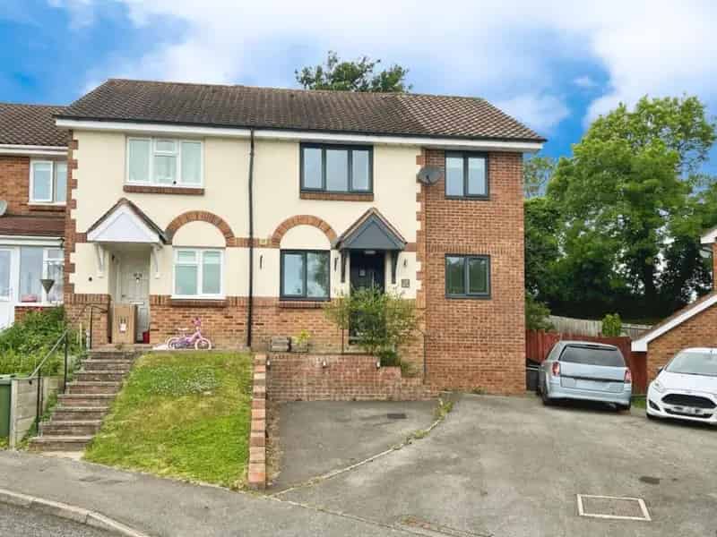 4 Bed House for Sale - Extended Family Home with Driveway Parking