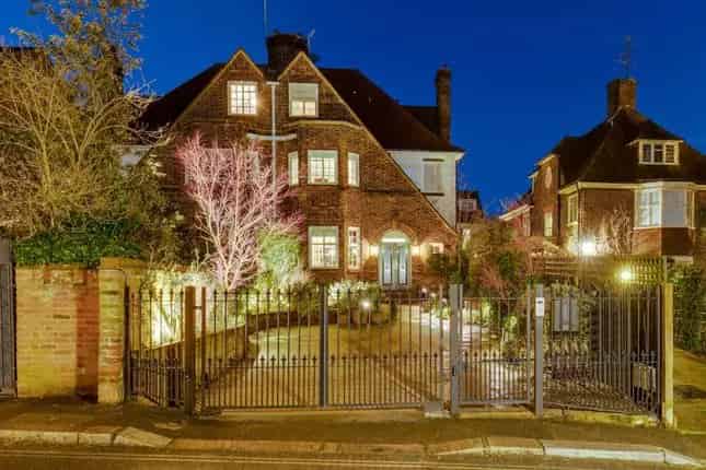 5 Bedroom Family House for Sale in Hampstead Village