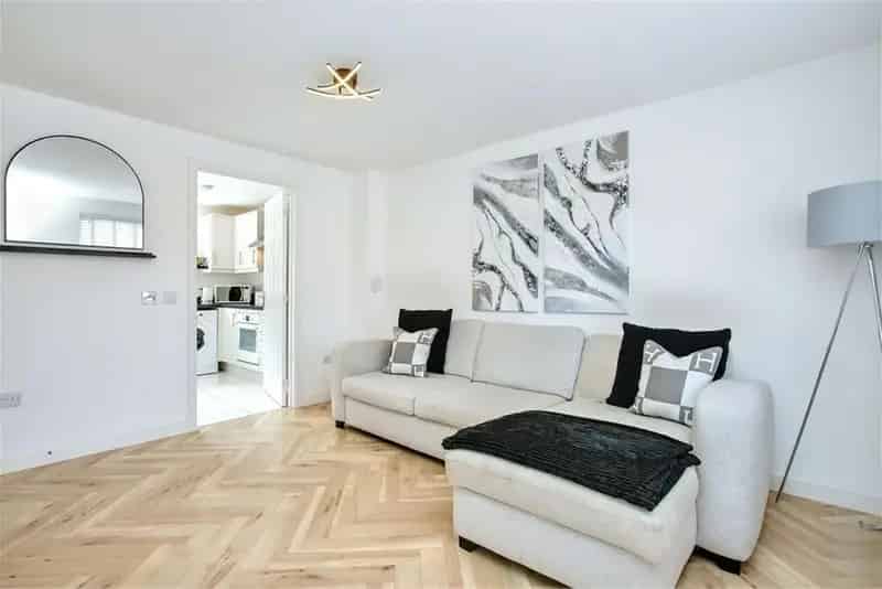 2 Bed End Terrace House with Garden Near Edinburgh