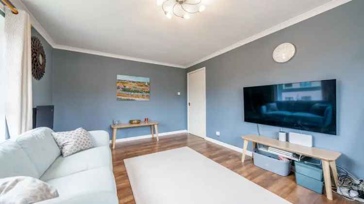 Modern 2-Bedroom Apartment in Langside with Private Parking