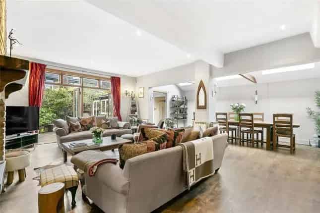 Detached House for Sale in East Sheen SW14