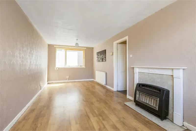 2 Bed Flat Newhaven Edinburgh Modernisation Potential