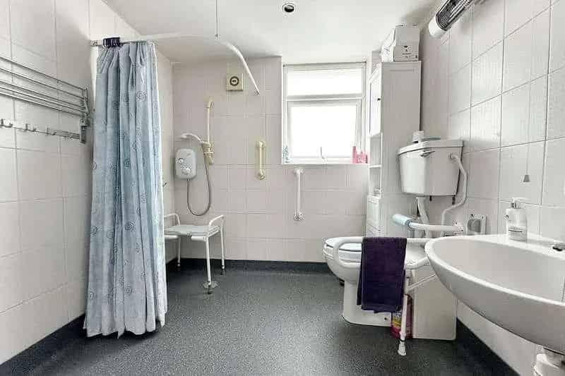 3 Bed House for Sale Detached Chalet Bungalow Large Plot Popular Area