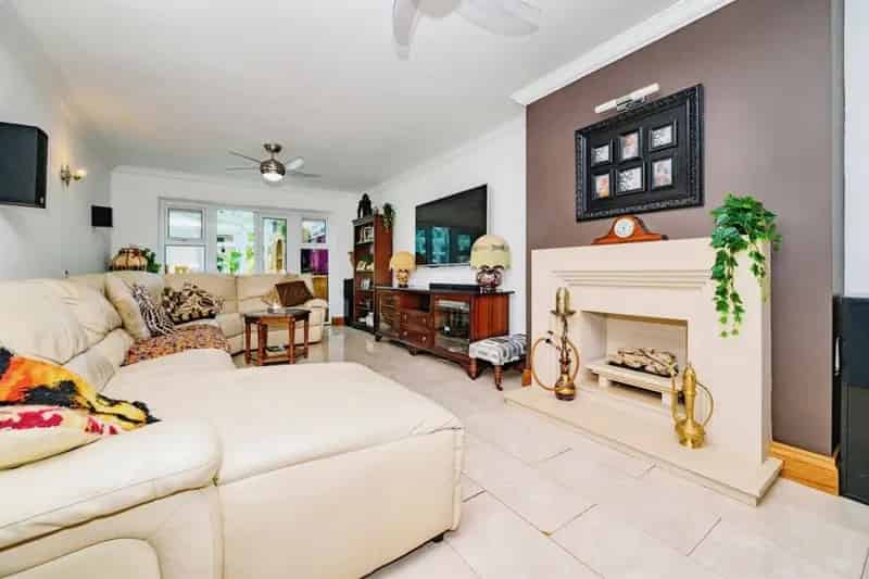 Spacious 4-Bed Semi Detached House with Studio Office and Large Garden