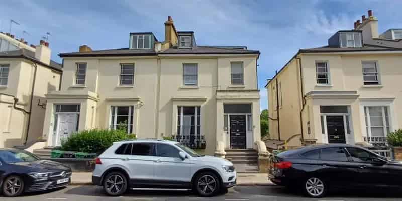3 Bed 1 Reception 3 Bath Leasehold Flat Auction