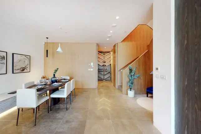 Mews house to rent in West Heath Road, Hampstead NW3