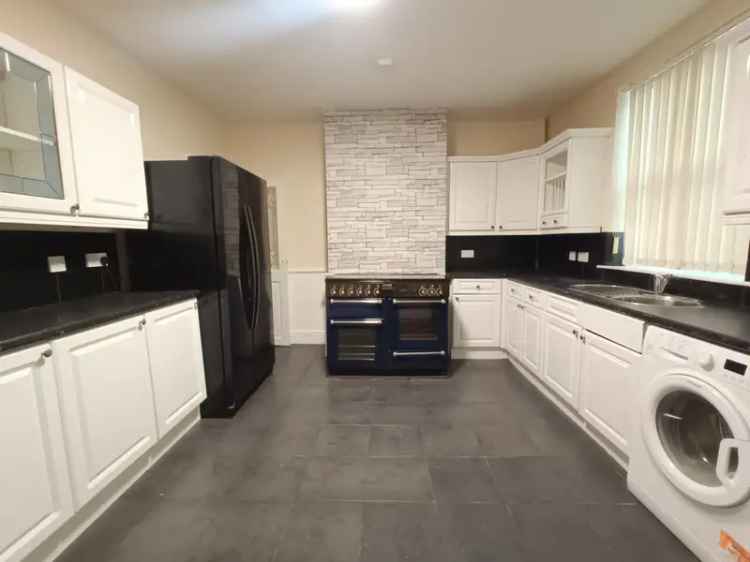 Three Bedroom House in Eastwood Modern Kitchen Low Maintenance Garden