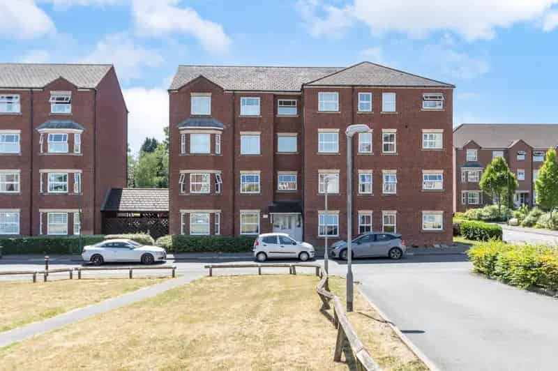 2 Bedroom Apartment to Rent - Spacious Flat with Parking