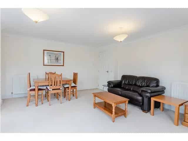2 Bedroom Flat for Sale in Easter Road Edinburgh