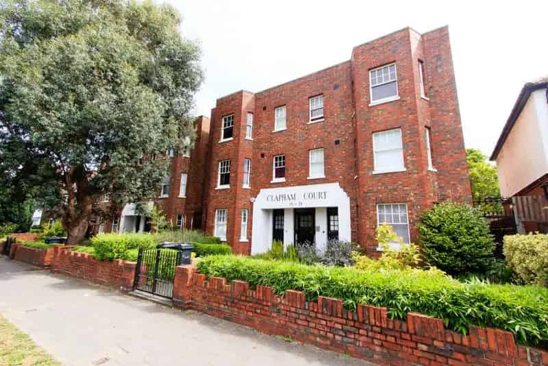 Two Double Bedroom Flat Near Transport Links - Chain Free