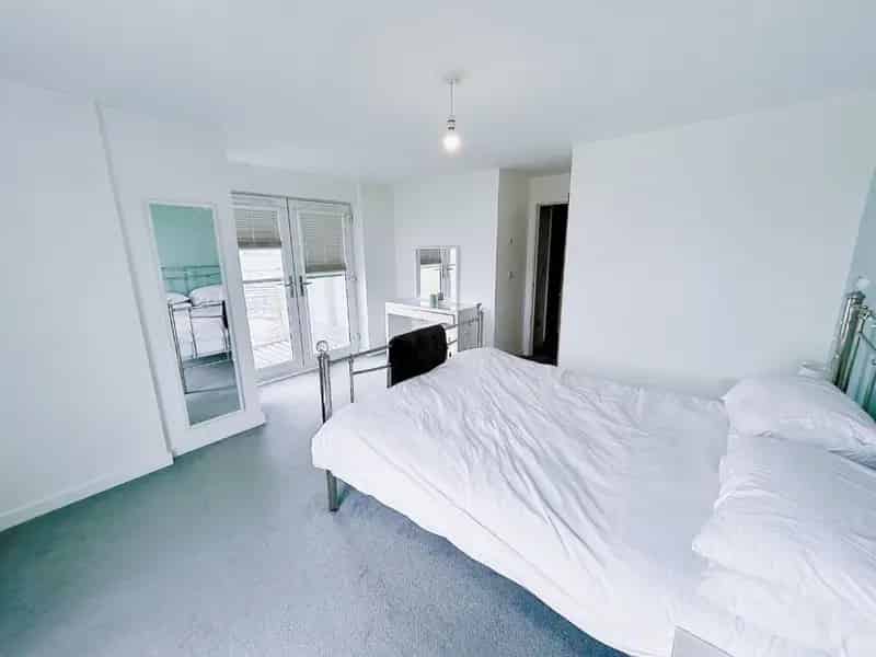 2 Bed Duplex Apartment River Views Parking Available July 16 2025