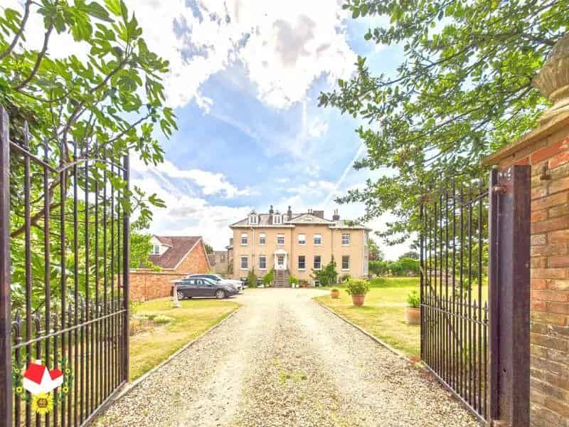 8 Bedroom Semi Detached House For Sale
