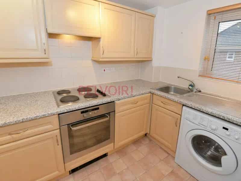Two Bedroom Apartment in Chandler's Ford with Parking
