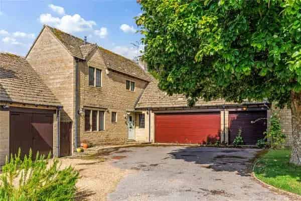 Modernized Link Detached House with Garden and Garage