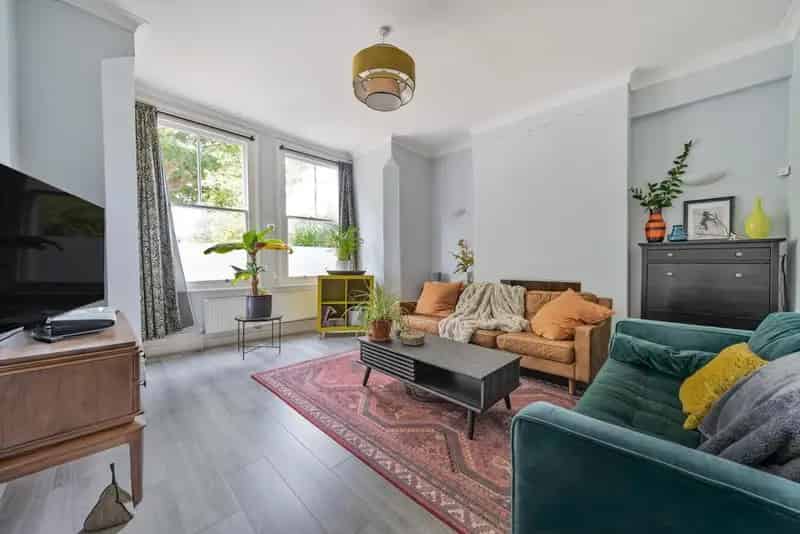 Attractive Five Bedroom Family House with Garden and Driveway