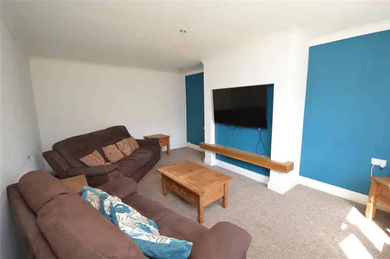 Three Bedroom End Terrace House Near M62 M1 Motorways