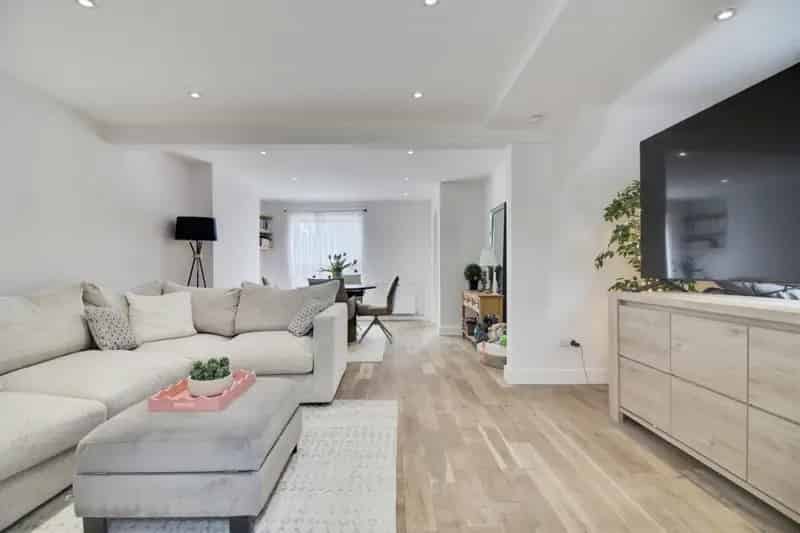 3 Bedroom End of Terrace House Hall Grove Area