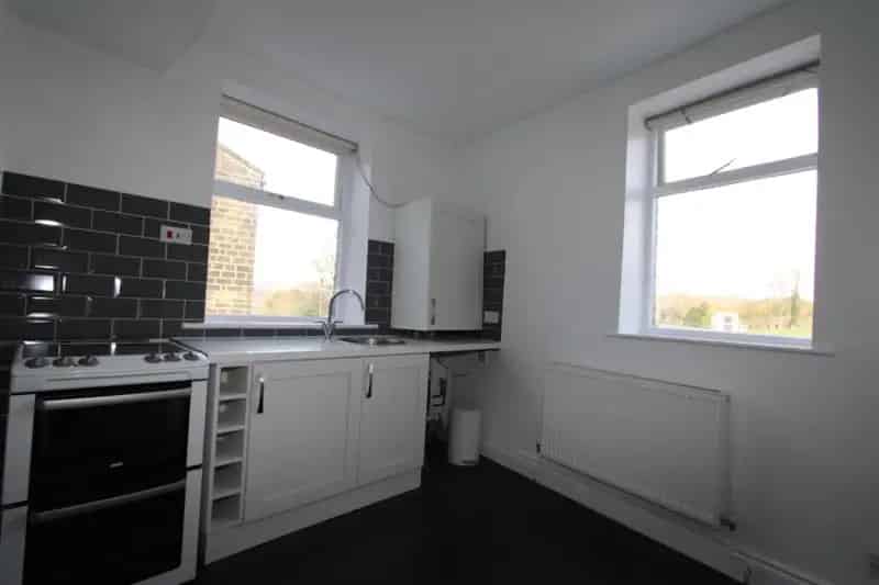 Immaculate 1 Bedroom Apartment with Allocated Parking