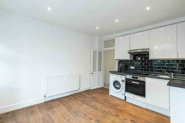 Flat to rent in Anselm Road, Fulham SW6