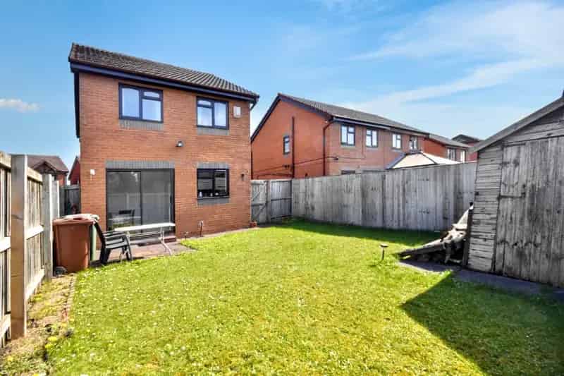 Three Bedroom Detached House in WF1 - Ample Parking & Large Garden