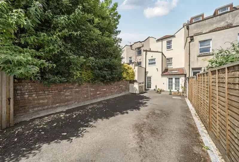 1 Bed Flat for Sale: Victorian Conversion with Parking