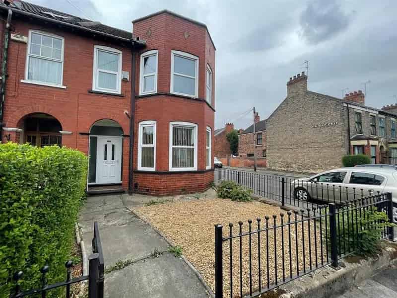 5 Bedroom Semi-Detached House for Rent