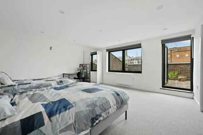 Flat for sale in Queen Anne Street, London W1G