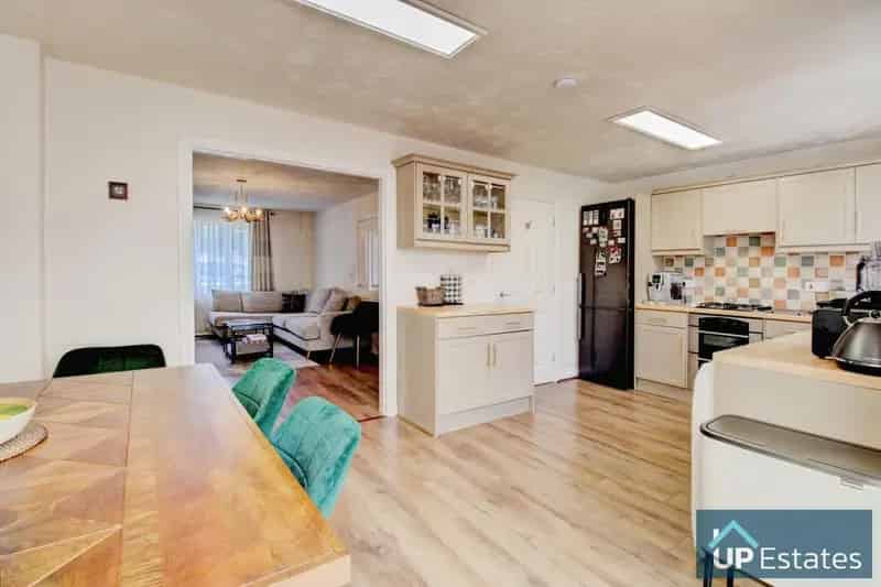 4 Bedroom Detached House to Rent