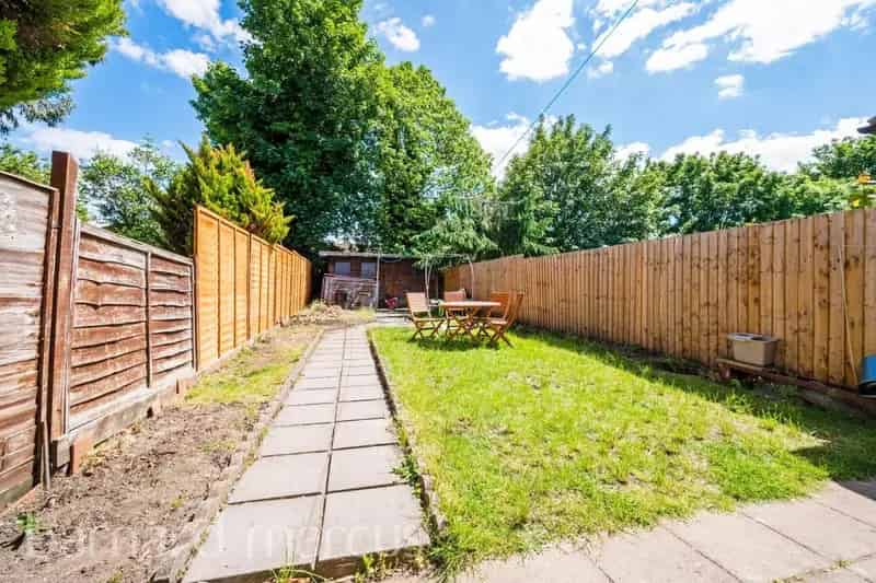 Semi Detached Family House Three Double Bedrooms Private Garden