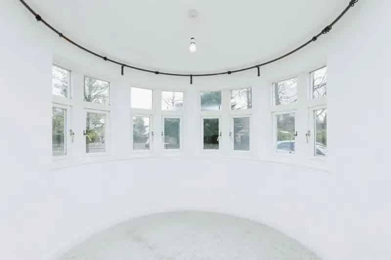 Stunning 2-Bed 2-Bath Ground Floor Apartment with Parking